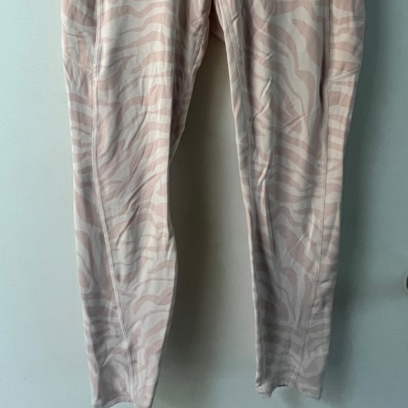 Fabletics light pink leopard work out leggings - Picture 4 of 4